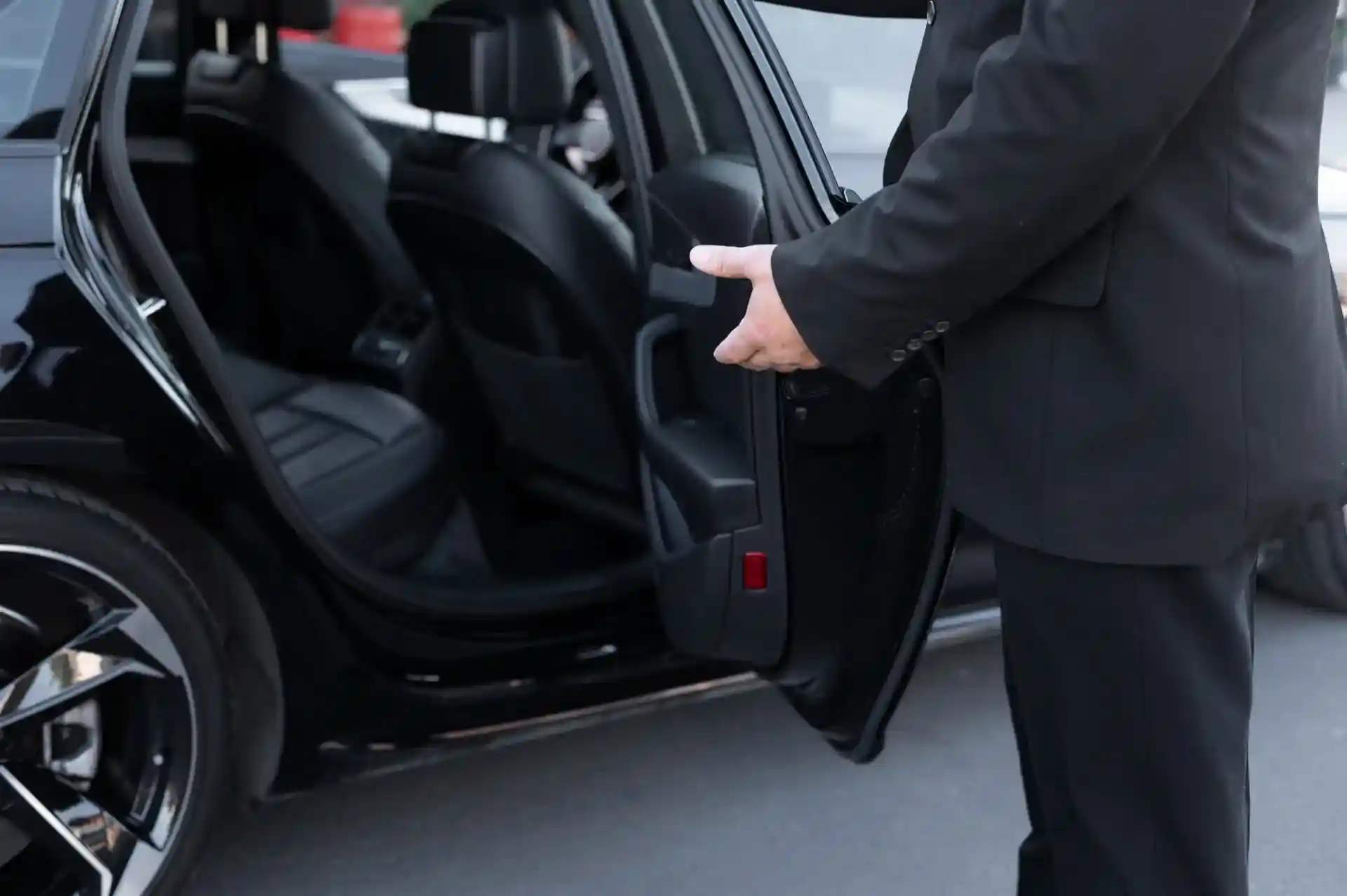 Private Hire Cars in Esher – Available 24/7 for All Routes